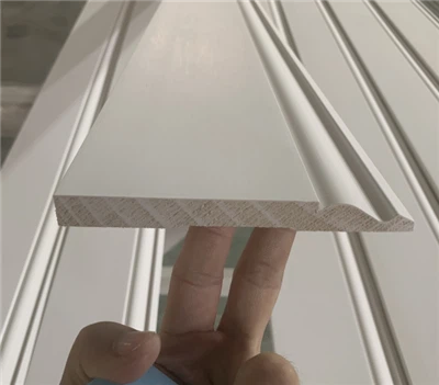 Fehér alapozott FJ fából készült díszlécek a padlóra