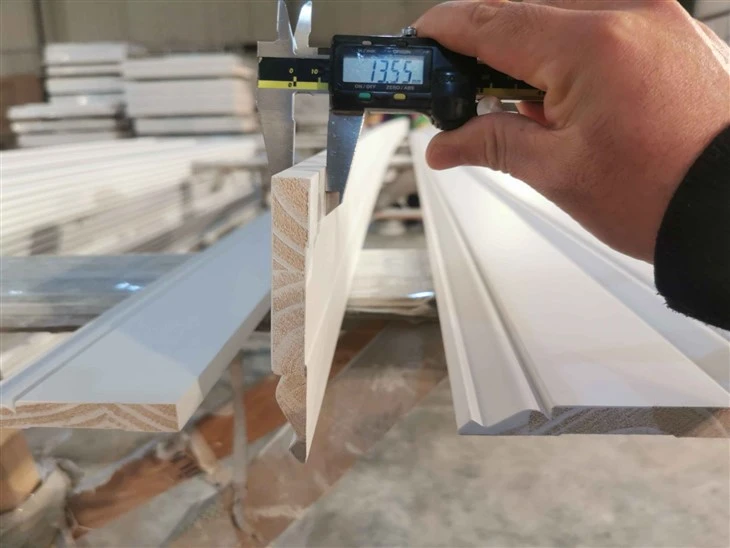 Super Value White Coated Fir Or Pine Wood Mouldings Base Board For Home And Hotel